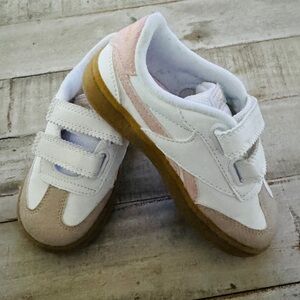 Reebok Kids Sneakers in White and Light Pink